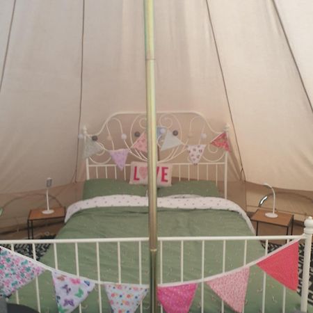 Wildberry Glamping Hotel Orgeres-la-Roche Exterior photo